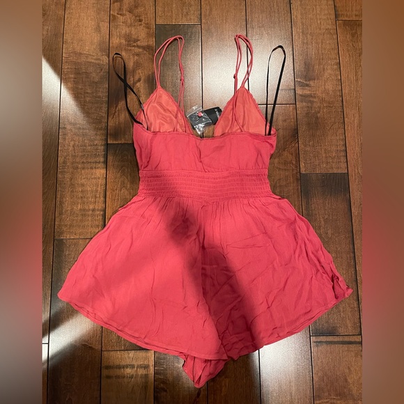 Forever 21 romper perfect for the summer weather ☀️ size small and never worn. - Picture 5 of 5